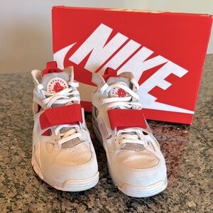 Nike trainer huarache White and Red Sneakers EUC 10.5